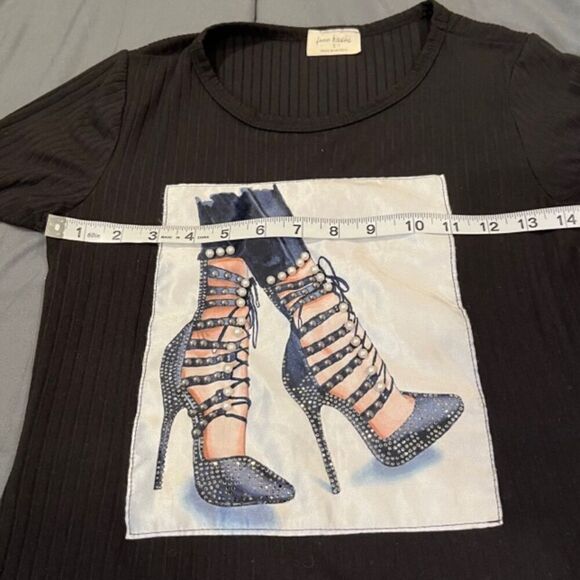 Free Kisses Stiletto Graphic Pearl and Rhinestone Embellished Top Size Small - Picture 5 of 8